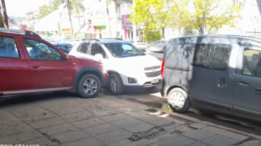 Video: chocó varias veces una camioneta que estaba estacionada en la puerta de su garaje