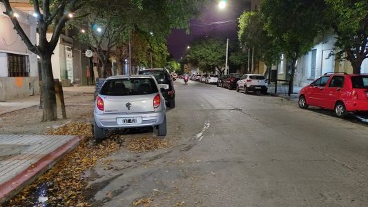 Cordones rojos solo para una calle de barrio General Paz