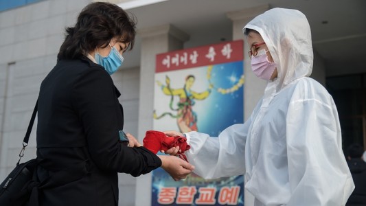 Covid-19: Corea del Norte reportó nuevas muertes por fiebre en medio de su primer brote oficial