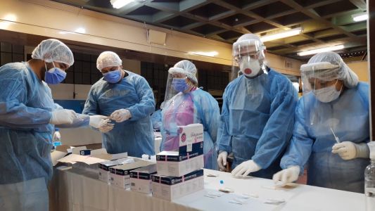 Aumentan los testeos y la cantidad de casos positivos