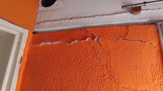 Filtración de cloacas provoca graves daños en barrio SEP