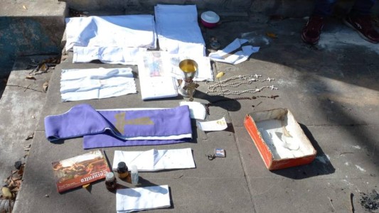 Robaron en una iglesia y se llevaron hasta la sotana del cura