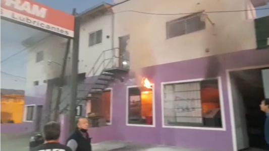 Se incendió un lubricentro en barrio Jardín del Pilar