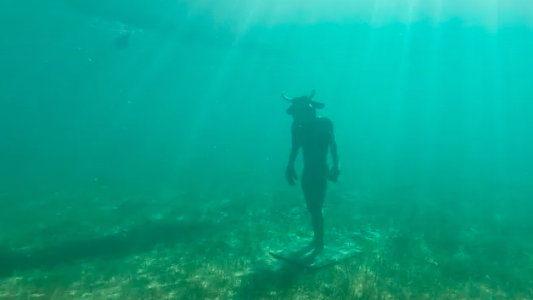 Misterio en Neuquén por la aparición de un minotauro sumergido en un lago