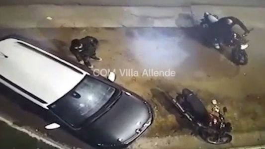 Robo tipo piraña a los ocupantes de un auto