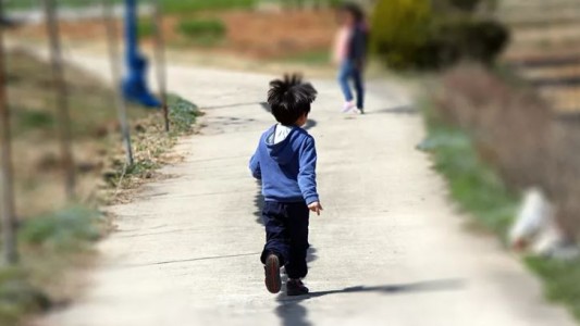 Casi 10.000 niños y adolescentes viven sin cuidados parentales en Argentina