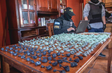 La FPA cerró cinco "quioscos" de droga en una misma cuadra de barrio Villa Ines