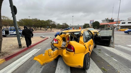 Buscan a un conductor que cruzó en rojo, chocó otro auto y huyó a pie: sospechan que era un ladrón