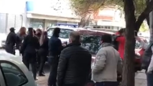 Mujer detenida por golpear a policías que querían incautarle la moto