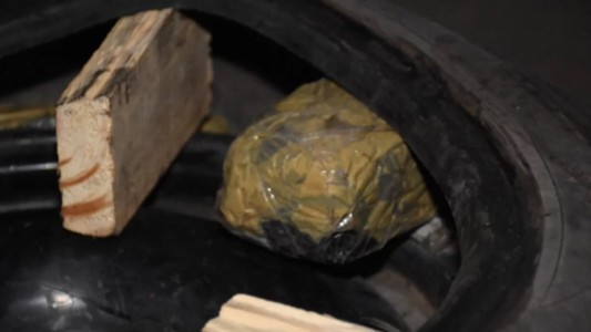 Control de rutina en la ruta: una pareja llevaba US$ 30.000 y más de $5 millones escondidos en un neumático