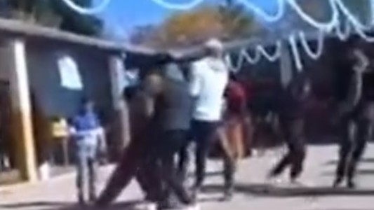 Video: en una escuela descuartizaron a una gallina durante el acto del 25 de Mayo