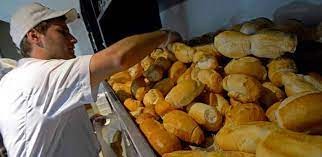 Un joven presentó su currículum en una panadería y preguntó si había algún día de home office