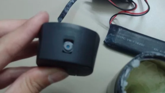 La convenció de probar en su ducha un aromatizador nuevo: escondía una cámara oculta y la espiaba mientras se bañaba