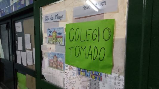 Alumnos del Domingo Zípoli tomaron el instituto