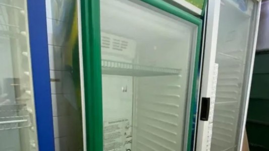 Ladrón se escondió de la Policía en la heladera exhibidora de un supermercado: fue detenido