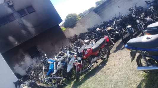 Van a juicio tres policías por un asado que terminó con 79 motos quemadas
