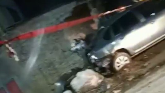 Video: Perdió el control de su auto, chocó contra una casa y se fugó