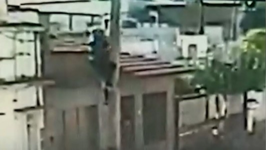 Video: se trepó para robar cables y cayó el poste