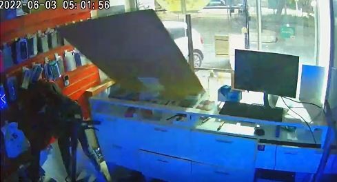 Parecía un cartonero, pero era un ladrón: robó un negocio y huyó en monopatín eléctrico