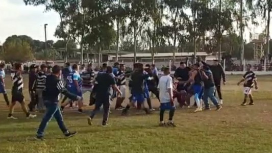 Veteranos a las piñas en un partido de fútbol en Salta
