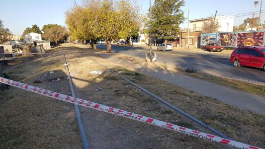Un nene se subió al último vagón, se cayó y puede perder su pierna