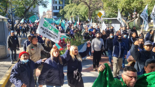 Municipales marchan desde las reparticiones hacia el palacio 6 de julio