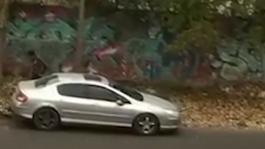 Dramático video: le robaron el auto y, como no podían arrancarlo, le dispararon
