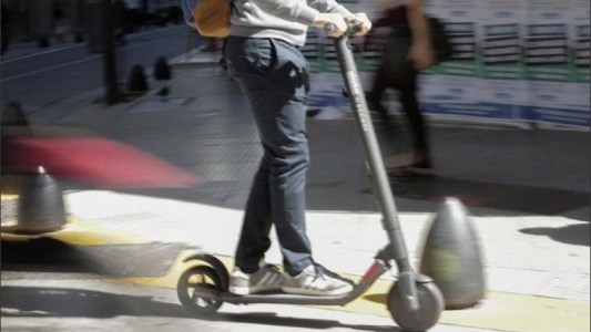 Detienen a un policía por amenazar con su arma a un hombre en una discusión de tránsito