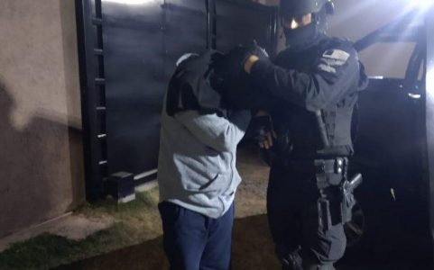 Narcomenudeo: enterraba droga en el patio de su casa