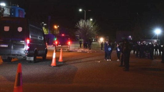 Hinchas de Independiente Rivadavia se enfrentaron con la Policía en San Luis: al menos un muerto