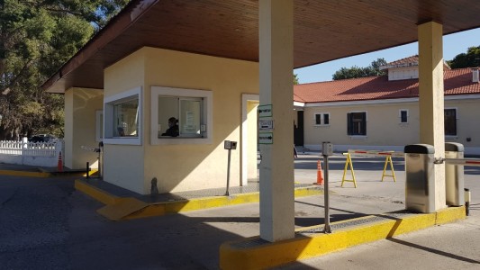 Cayó de un techo por perseguir a un ladrón: tienen que operarlo