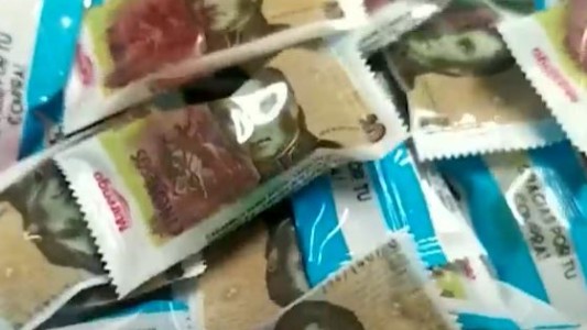 Crearon un caramelo con forma de billete de $5 para dar vuelto