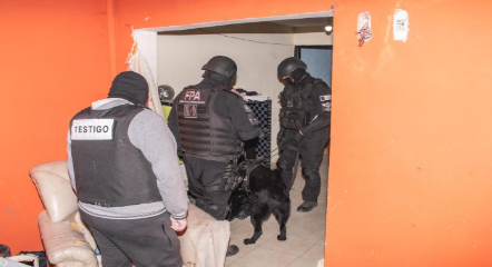 Detienen a una mujer que vendía droga acompañada de un menor