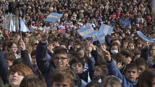 Alumnos de todo el país juraron lealtad a la insignia patria en el Monumento Nacional a la Bandera