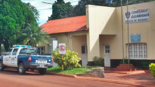 Encontraron a una joven envuelta en sábanas en la puerta de su casa: denunció violación grupal