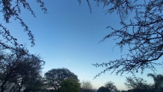 Frío por la mañana, modereado ascenso de temperatura, máxima 18°