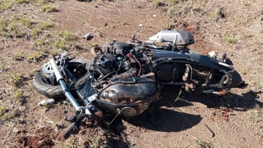 Misiones: un chofer de camiones circulaba con sobrepeso, perdió una rueda y mató a un motociclista