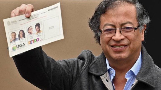 "Vamos a desarrollar el capitalismo, pero no porque lo adoremos", dijo Petro, el presidente electo de Colombia