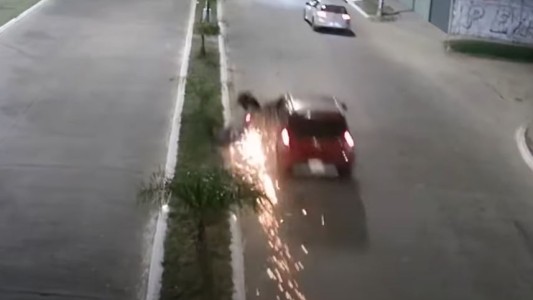 Corrientes: un joven circulaba sin casco en una moto, lo embistió un automovilista y murió