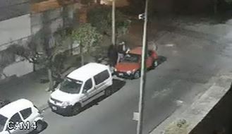 Video: Roban un auto y se fugan de la Policía tras disparar con ametralladora