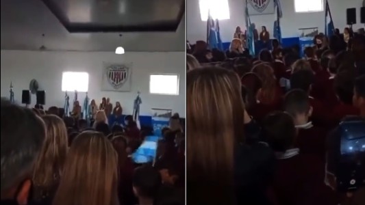 Video: funcionaria bonaerense abucheada por usar lenguaje inclusivo en un acto escolar