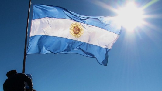 Promesa a la bandera en conjunto de alumnos de distintos años