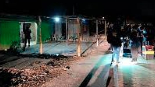 Doble crimen en Rosario: sicarios asesinan de 40 tiros a una mujer y su hija