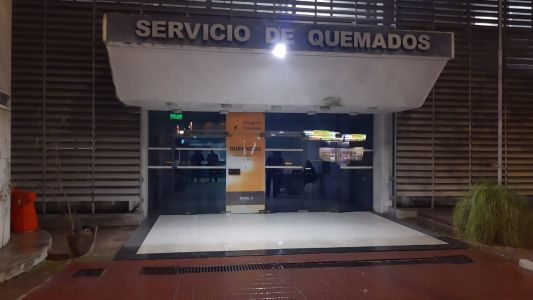 Tiene quemaduras en el 90% del cuerpo y detuvieron a su pareja