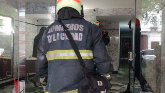 Un muerto y 20 intoxicados por un escape de gas en un edificio de Once