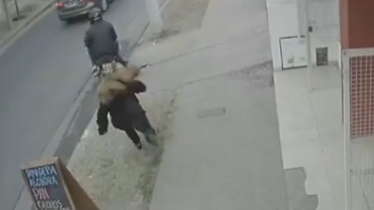 Motochorros le arrebataron la cartera a una mujer en barrio Artigas