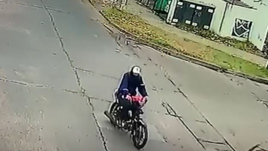 Video: Así le robó un motochorro a alumnos que salían de un colegio en Haedo