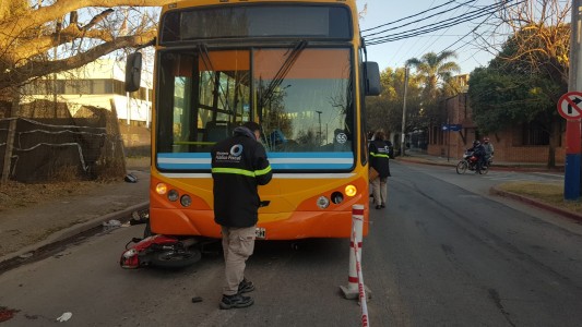 Un motociclista sufrió graves heridas tras ser arrollado por un colectivo