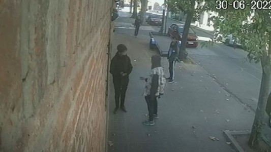 Video: Volvía de la escuela y le robaron el celular