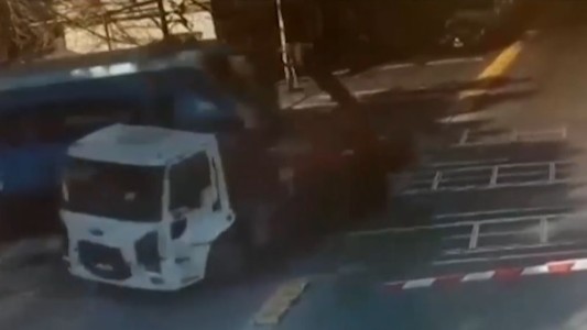 Un tren embistió a un camión que pasó con la barrera baja: peatón se salvó de milagro